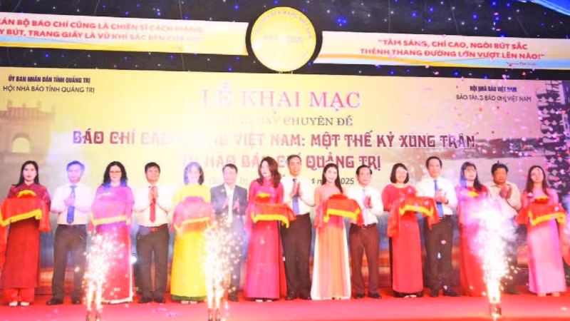 Cắt băng trưng bày chuyên đề “Báo chí cách mạng Việt Nam: Một thế kỷ xung trận và tự hào báo chí Quảng Trị”.