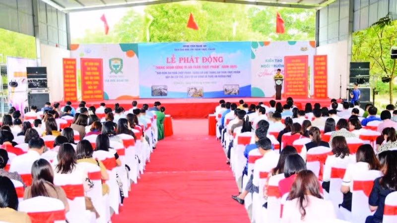 Lễ phát động Tháng hành động vì an toàn thực phẩm năm 2025. (Ảnh THÀNH CHUNG)