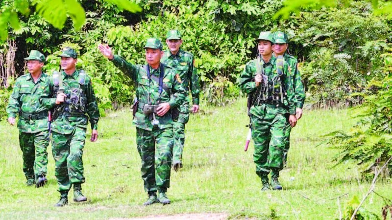 Cán bộ, chiến sĩ Đồn Biên phòng cửa khẩu quốc tế Lao Bảo tuần tra bảo vệ biên giới.