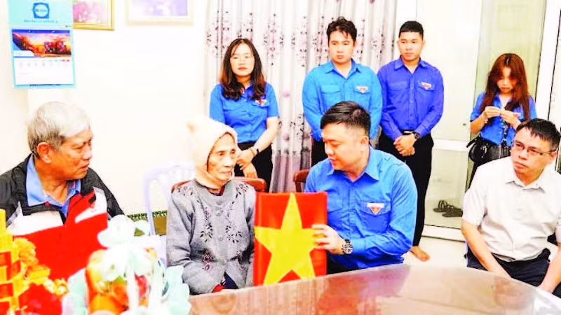  Trao tặng di ảnh cho gia đình thân nhân liệt sĩ.