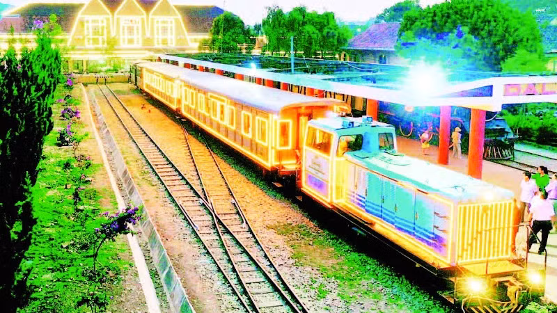 Đoàn tàu du lịch “Hành trình đêm Đà Lạt” nối ga Đà Lạt-ga Trại Mát dài 7 km, được Tổng công ty Đường sắt Việt Nam đưa vào vận hành phục vụ du lịch từ năm 2024.