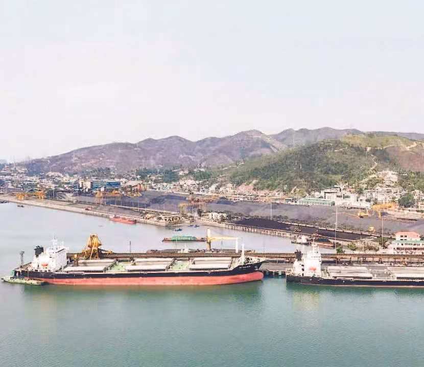 Các tàu vào làm hàng tại Cảng Cẩm Phả. Các tàu vào làm hàng tại Cảng Cẩm Phả.