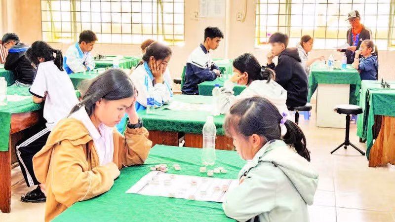 Thi đấu cờ tướng tại hội thao.