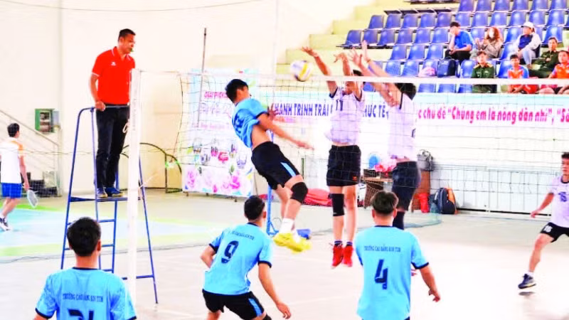 Các vận động viên sôi nổi tranh tài môn bóng chuyền.