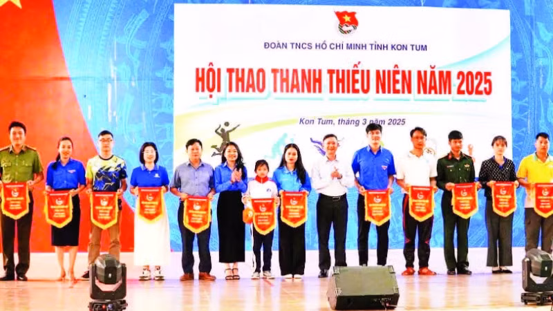 Tặng cờ lưu niệm cho các đoàn tham dự.