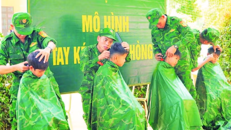 Các chiến sĩ Bộ đội Biên phòng cắt tóc cho học sinh Trường tiểu học Bế Văn Đàn, xã Pờ Y, huyện Ngọc Hồi. Các chiến sĩ Bộ đội Biên phòng cắt tóc cho học sinh Trường tiểu học Bế Văn Đàn, xã Pờ Y, huyện Ngọc Hồi.