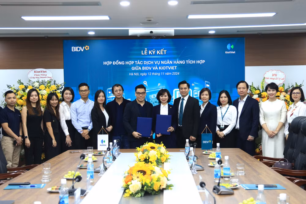 Bà Đỗ Thị Thanh Huyền - Giám đốc Ban Chính sách sản phẩm bán buôn BIDV và ông Đỗ Tuấn Anh - Phó TGĐ KiotViet - ký kết thỏa thuận hợp tác.