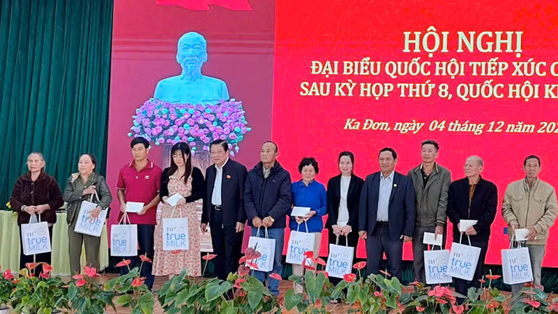 Đồng chí Phan Đình Trạc và lãnh đạo tỉnh Lâm Đồng trao quà tặng gia đình chính sách, hộ nghèo, hộ có hoàn cảnh khó khăn trên địa bàn huyện Đơn Dương.