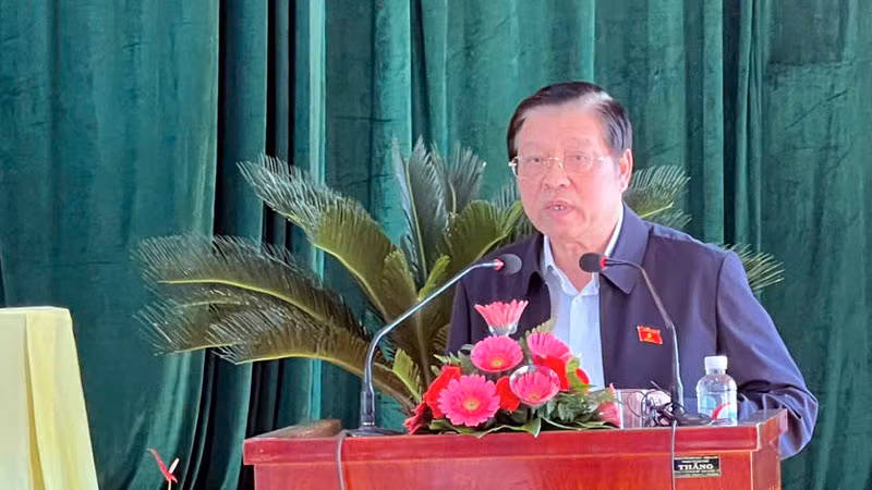 Đồng chí Phan Đình Trạc phát biểu ý kiến tại buổi tiếp xúc cử tri.