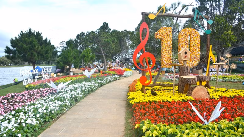 Không gian hoa bên hồ Xuân Hương, thành phố Đà Lạt. Không gian hoa bên hồ Xuân Hương, thành phố Đà Lạt.