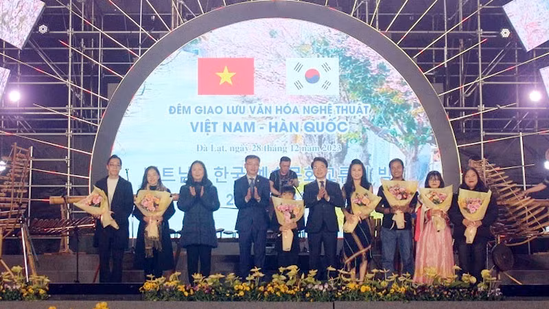 Lãnh đạo thành phố Đà Lạt và Chuncheon tặng hoa các đoàn nghệ thuật và nghệ sĩ tham gia chương trình giao lưu. (Ảnh: VH)