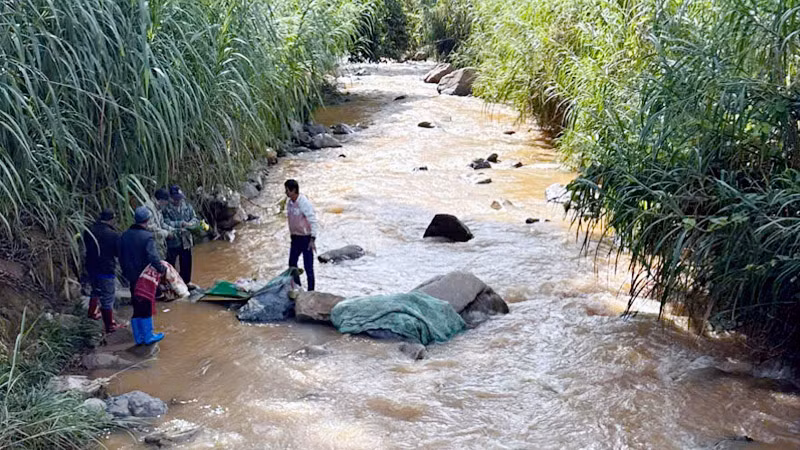 Lái xe bị cuốn trôi cách vị trí gặp nạn khoảng 20km. Lái xe bị cuốn trôi cách vị trí gặp nạn khoảng 20km.