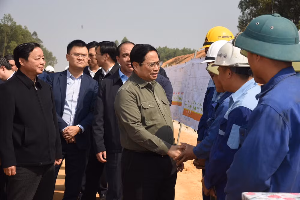 Cùng đi với Thủ tướng có Phó Thủ tướng Trần Hồng Hà.