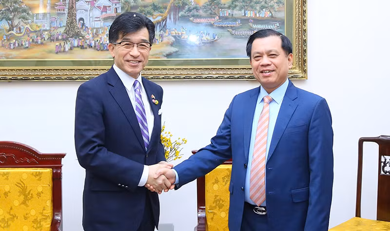 Thứ trưởng Lao động-Thương binh và Xã hội Nguyễn Bá Hoan tiếp Thị trưởng thành phố Fukushima, tỉnh Fukushima (Nhật Bản) Kohata Hiroshi. (Ảnh Molisa)