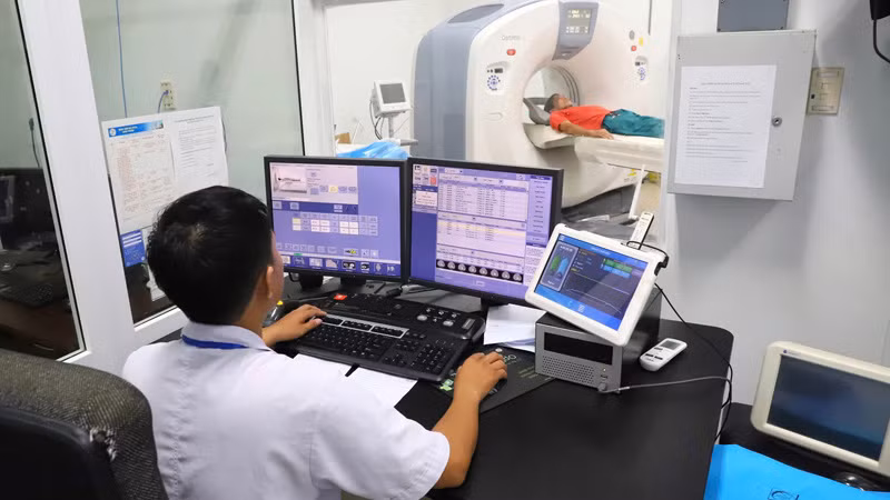 Kỹ thuật viên Bệnh viện đa khoa tỉnh Ninh Thuận vận hành hành hệ thống MRI, thực hiện chụp MRI sọ não. Kỹ thuật viên Bệnh viện đa khoa tỉnh Ninh Thuận vận hành hành hệ thống MRI, thực hiện chụp MRI sọ não.