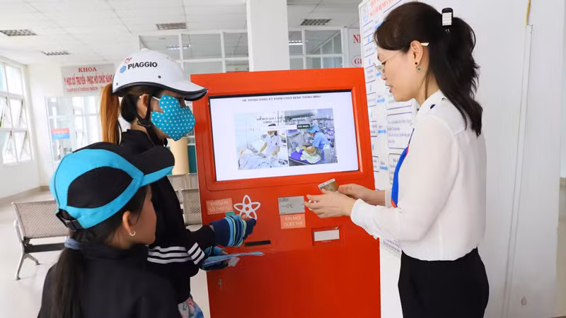 Hướng dẫn bệnh nhân thực hiện thao tác ứng dụng công nghệ số.