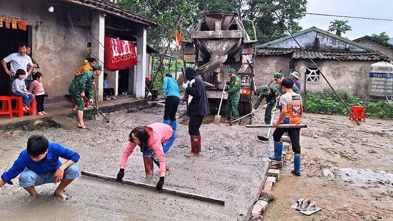 Cán bộ, chiến sĩ Đồn Biên phòng Pò Hèn giúp đỡ người dân xã Hải Sơn xây dựng nông thôn mới.