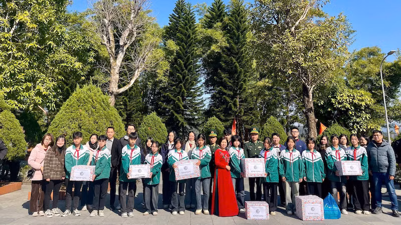 Đồn Biên phòng Pò Hèn phối hợp trao quà tặng các cháu học sinh có hoàn cảnh khó khăn vươn lên học giỏi trên địa bàn xã Hải Sơn.