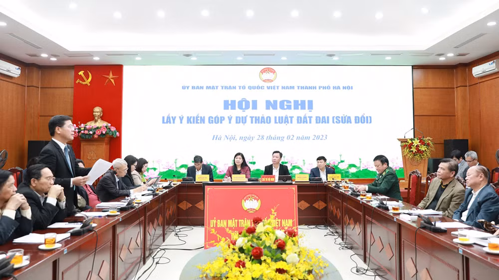 Ủy ban Mặt trận Tổ quốc Việt Nam thành phố Hà Nội tổ chức hội nghị lấy ý kiến góp ý dự thảo Luật Đất đai (sửa đổi). (Ảnh: /mttqhanoi.org.vn)