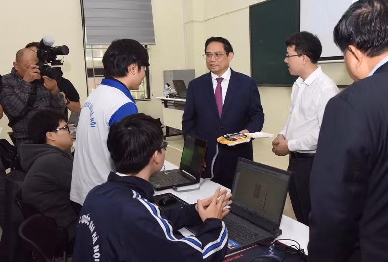 Thủ tướng Phạm Minh Chính gặp gỡ và trao đổi với sinh viên Đại học Quốc gia Hà Nội.