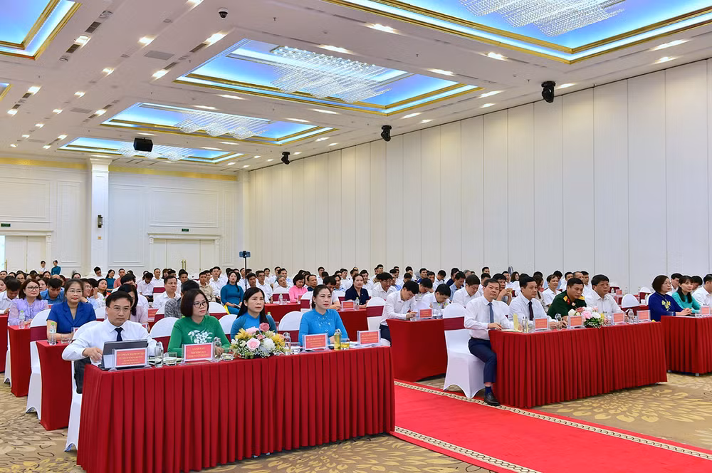Các đại biểu tham dự kỷ niệm. Các đại biểu tham dự kỷ niệm.