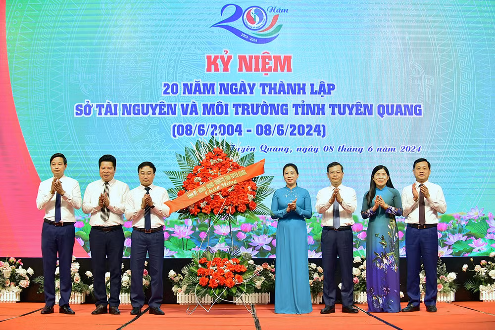 Các đồng chí lãnh đạo tỉnh Tuyên Quang tặng hoa chúc mừng lãnh đạo Sở Tài nguyên và Môi trường tỉnh.