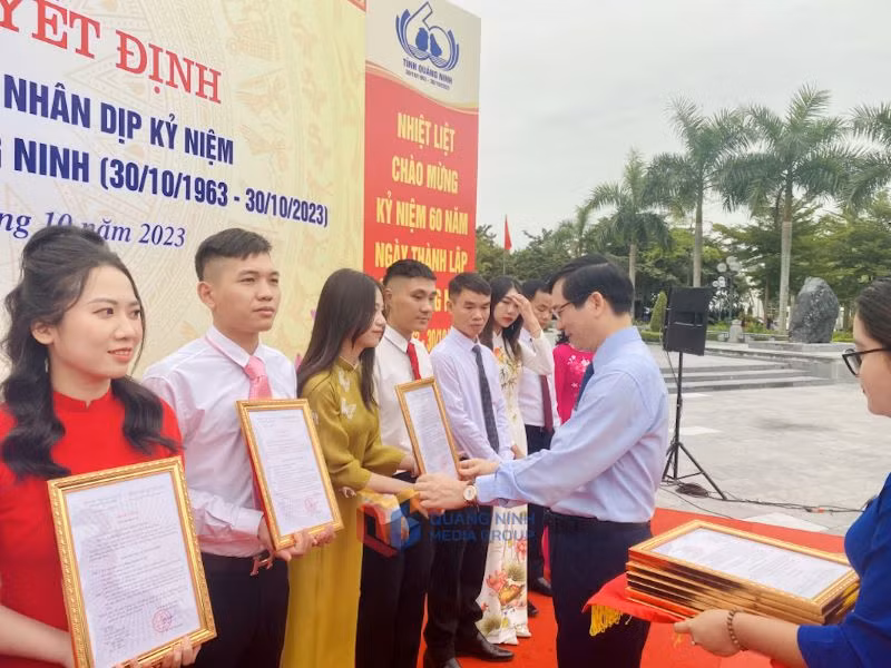 Đồng chí Vũ Quyết Tiến, Bí thư Thành ủy Hạ Long trao quyết định kết nạp đảng viên cho các quần chúng ưu tú.