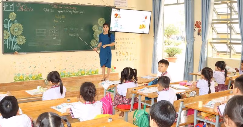 Giờ học của cô và trò trường Tiểu học Lê Lợi, xã Phước Minh, huyện Bù Gia Mập.