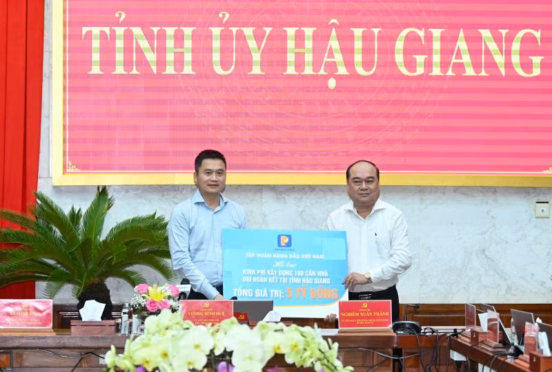 Lãnh đạo Tập đoàn Xăng dầu Việt Nam trao kinh phí hỗ trợ xây dựng nhà “Đại đoàn kết” cho người nghèo tỉnh Hậu Giang. Lãnh đạo Tập đoàn Xăng dầu Việt Nam trao kinh phí hỗ trợ xây dựng nhà “Đại đoàn kết” cho người nghèo tỉnh Hậu Giang.
