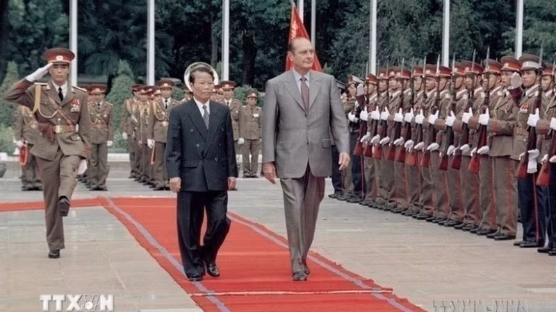 Chủ tịch nước Trần Đức Lương chủ trì Lễ đón Tổng thống Pháp Jacques Chirac thăm chính thức Việt Nam và dự Hội nghị Cấp cao Diễn đàn Á-Âu lần thứ 5 (ASEM 5), từ ngày 6-8/10/2004. (Ảnh: TTXVN)