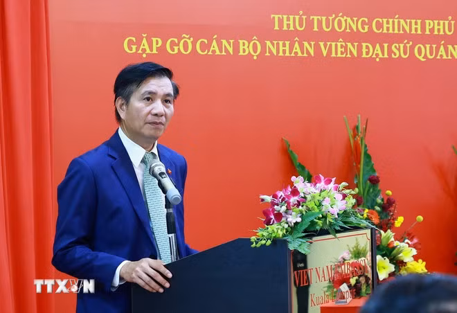 Đại sứ Việt Nam tại Malaysia Đinh Ngọc Linh báo cáo tình hình cộng đồng người Việt Nam tại Malaysia. (Ảnh: TTXVN) Đại sứ Việt Nam tại Malaysia Đinh Ngọc Linh báo cáo tình hình cộng đồng người Việt Nam tại Malaysia. (Ảnh: TTXVN)