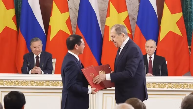 Tổng Bí thư Tô Lâm và Tổng thống Vladimir Putin chứng kiến trao Kế hoạch hợp tác giữa hai Bộ Ngoại giao Việt Nam và Liên bang Nga giai đoạn 2025-2026. (Ảnh: TTXVN)