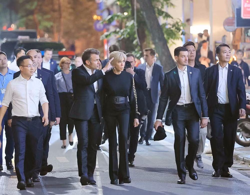 Tổng thống Pháp Emmanuel Macron và Phu nhân dạo phố cổ Hà Nội. (Ảnh: TTXVN)