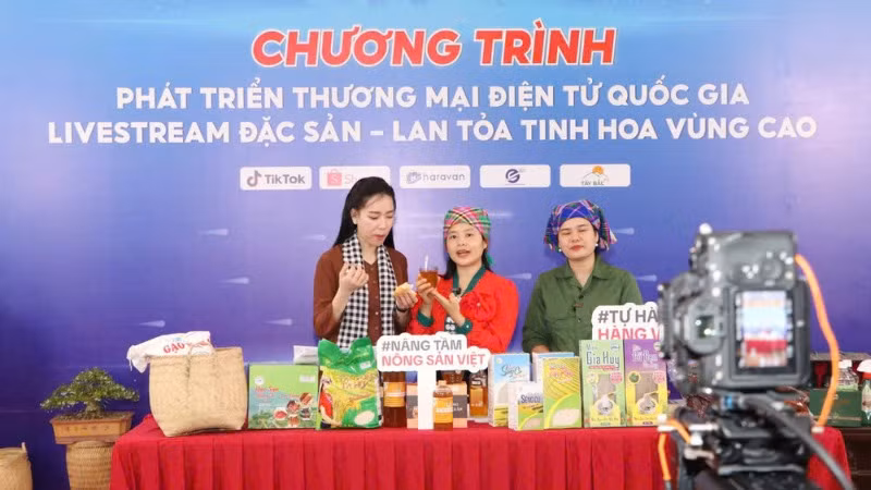Người dân livestream bán hàng nông sản. Người dân livestream bán hàng nông sản.