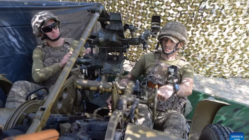 Binh lính Ukraine vận hành vũ khí ở quận Kupyansk, Ukraine, ngày 16/8/2023. (Ảnh: Tân hoa xã)