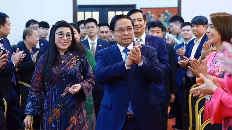 Thủ tướng Phạm Minh Chính và Phu nhân đến thăm cán bộ, nhân viên, Đại sứ quán và cộng đồng người Việt Nam tại Malaysia. (Ảnh: TTXVN)