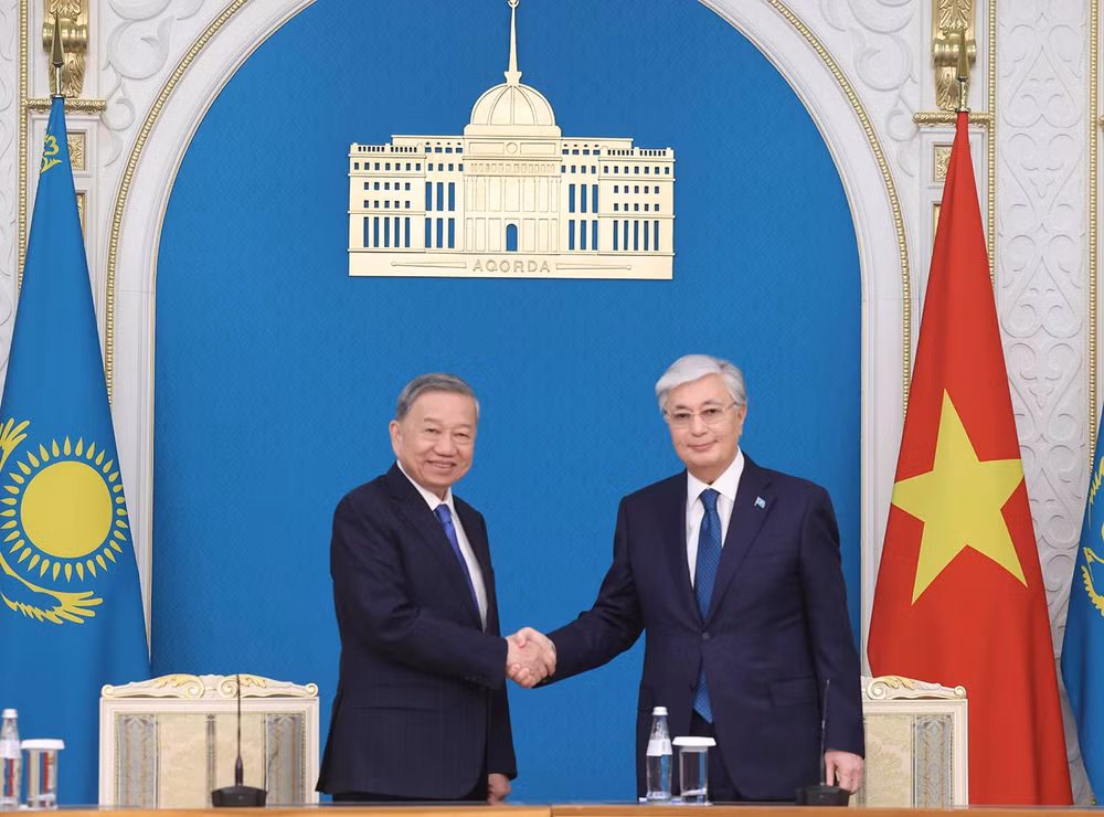 Tổng Bí thư Tô Lâm và Tổng thống Kassym-Jomart Tokayev thông qua Tuyên bố chung về thiết lập quan hệ Đối tác chiến lược Việt Nam-Kazakhstan. (Ảnh: TTXVN)