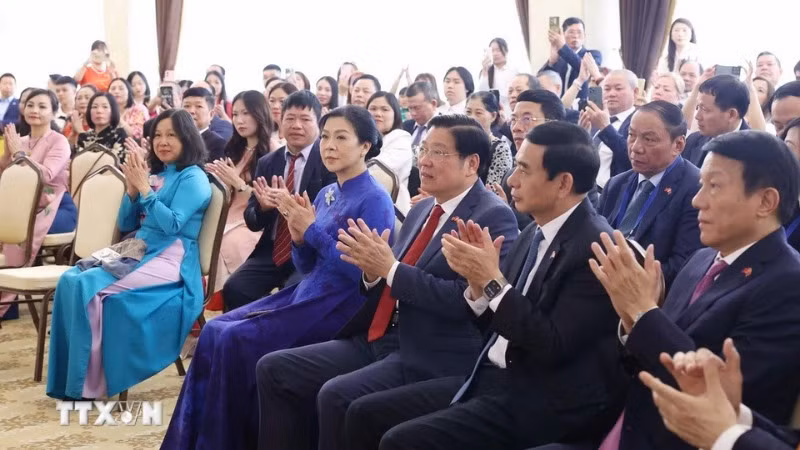 Bà Ngô Phương Ly, Phu nhân Tổng Bí thư Tô Lâm và các đại biểu tham dự buổi gặp gỡ. (Ảnh: TTXVN)