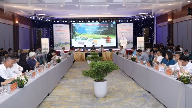 Toàn cảnh hội thảo Đưa công nghiệp văn hóa thành đòn bẩy để du lịch Ninh Bình phát triển. (Ảnh: ĐỨC PHƯƠNG)