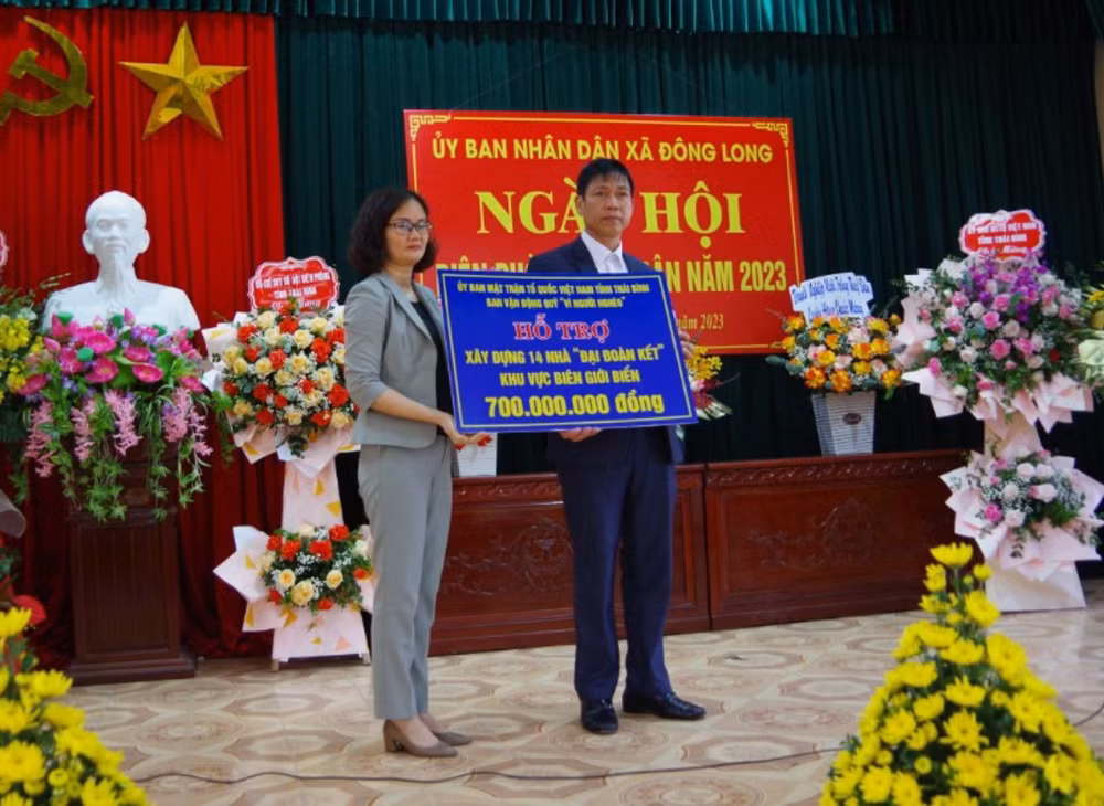 Lãnh đạo Ủy ban Mặt trận Tổ quốc Việt Nam tỉnh Thái Bình (bên trái) tặng 700 triệu đồng xây nhà Đại đoàn kết cho hộ nghèo khu vực biên giới biển tỉnh Thái Bình.