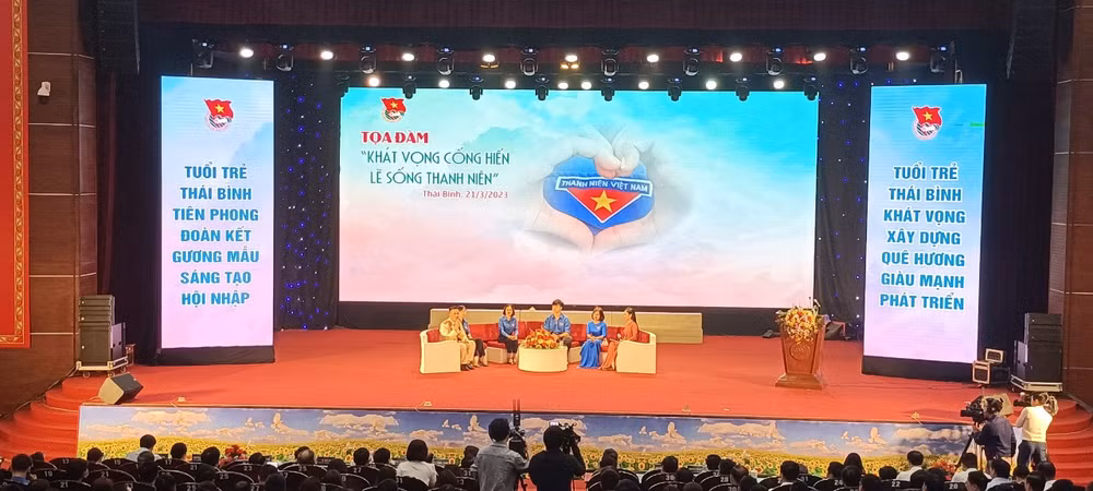 Tại buổi đối thoại đã diễn ra Tọa đàm "Khát vọng cống hiến, lẽ sống thanh niên". Tại buổi đối thoại đã diễn ra Tọa đàm "Khát vọng cống hiến, lẽ sống thanh niên".