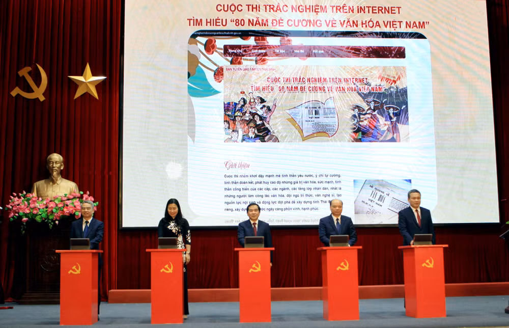 Các đại biểu thực hiện nghi thức ấn nút phát động cuộc thi trắc nghiệm trên internet tìm hiểu "80 năm đề cương về văn hóa Việt Nam".