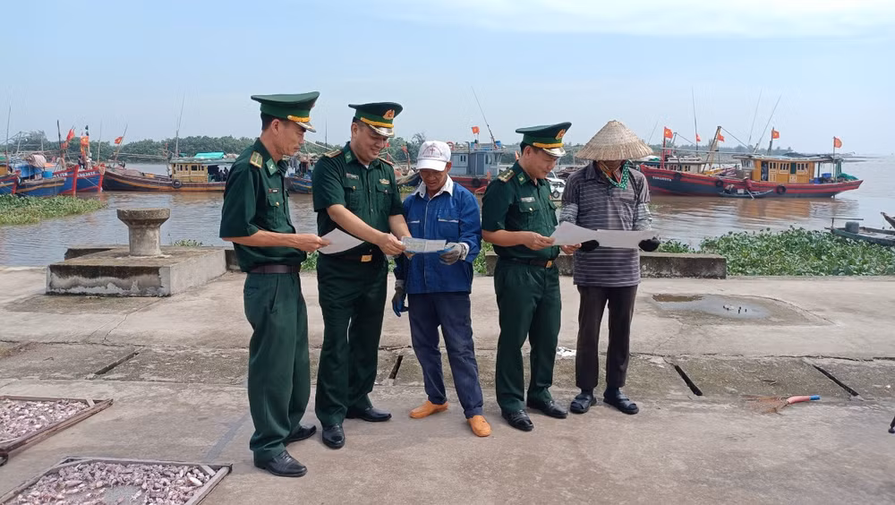 Bộ đội Biên phòng tỉnh Thái Bình thường xuyên gặp gỡ, tuyên truyền cho ngư dân chấp hành tốt các quy định về chống khai thác IUU.
