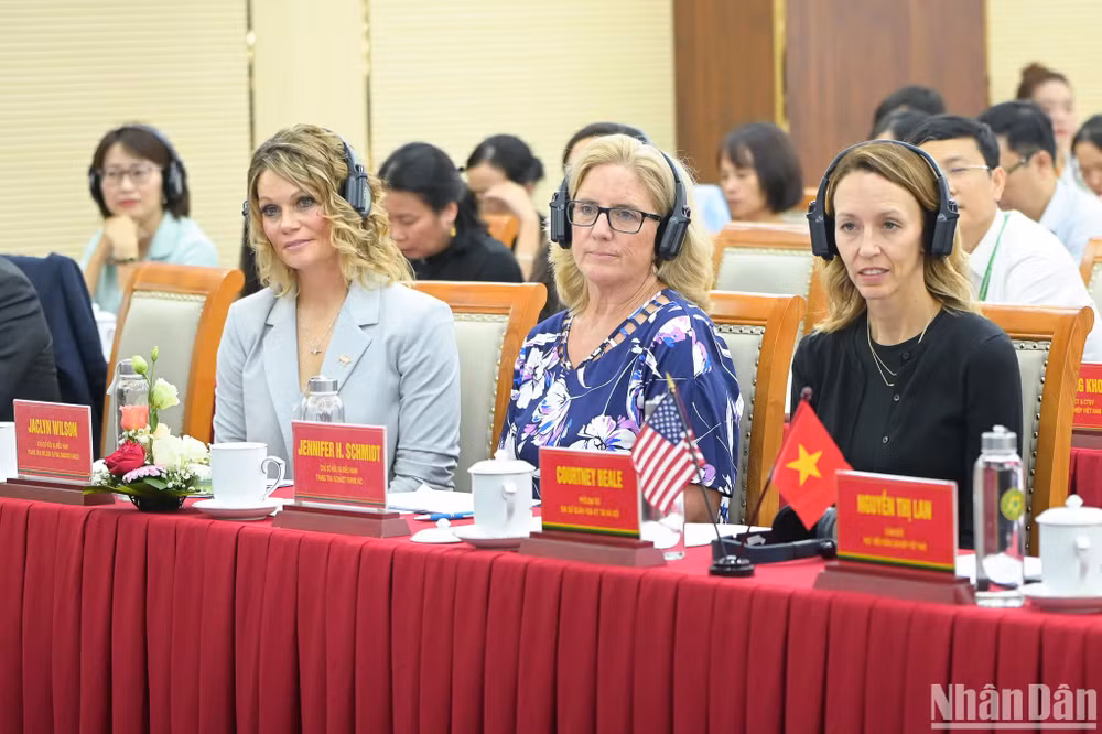 Bà Courtney Beale (bìa phải), Phó Đại sứ, Đại sứ quán Hoa Kỳ tại Hà Nội và hai nữ nông dân tiêu biểu đến từ Hoa Kỳ tại Diễn đàn. Bà Courtney Beale (bìa phải), Phó Đại sứ, Đại sứ quán Hoa Kỳ tại Hà Nội và hai nữ nông dân tiêu biểu đến từ Hoa Kỳ tại Diễn đàn.
