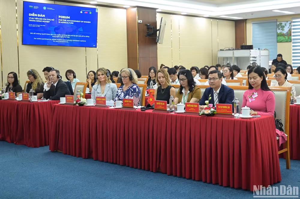 Diễn đàn “Vì sự tiến bộ của phụ nữ trong nông nghiệp” được tổ chức trực tiếp tại Học viện Nông nghiệp Việt Nam (VNUA) và trực tuyến với hơn 50 điểm cầu. Diễn đàn “Vì sự tiến bộ của phụ nữ trong nông nghiệp” được tổ chức trực tiếp tại Học viện Nông nghiệp Việt Nam (VNUA) và trực tuyến với hơn 50 điểm cầu.