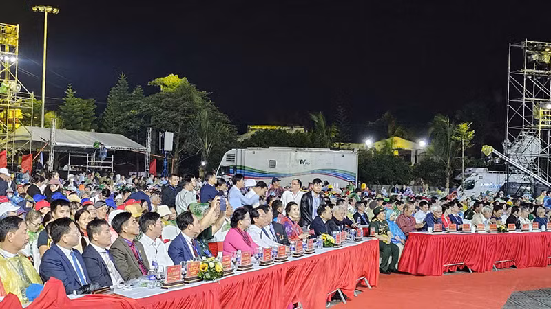 Các đại biểu dự lễ kỷ niệm 70 năm đón tiếp đồng bào, cán bộ, chiến sĩ, học sinh miền nam tập kết ra miền bắc.