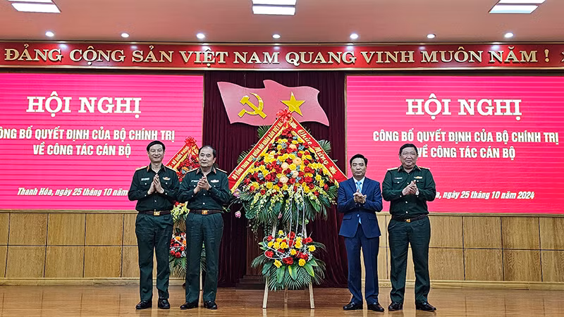 Đại diện Quân đội Việt Nam tặng hoa chúc mừng tân Bí thư Tỉnh ủy Thanh Hóa. Đại diện Quân đội Việt Nam tặng hoa chúc mừng tân Bí thư Tỉnh ủy Thanh Hóa.