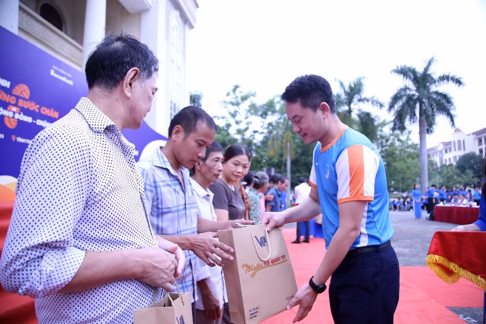 Phó Chủ tịch Thường trực Hội Liên hiệp Thanh niên Việt Nam Nguyễn Kim Quy trao quà tặng đại diện các hộ gia đình đồng bào dân tộc thiểu số hoàn cảnh khó khăn. Phó Chủ tịch Thường trực Hội Liên hiệp Thanh niên Việt Nam Nguyễn Kim Quy trao quà tặng đại diện các hộ gia đình đồng bào dân tộc thiểu số hoàn cảnh khó khăn.