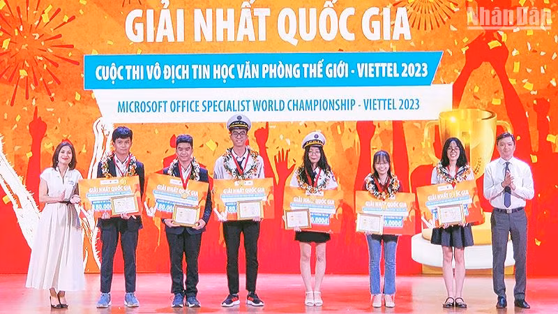 Đồng chí Nguyễn Minh Triết (ngoài cùng bên phải) và đại diện các đơn vị liên quan trao giải nhất quốc gia cho 6 quán quân MOSWC - Viettel 2023.