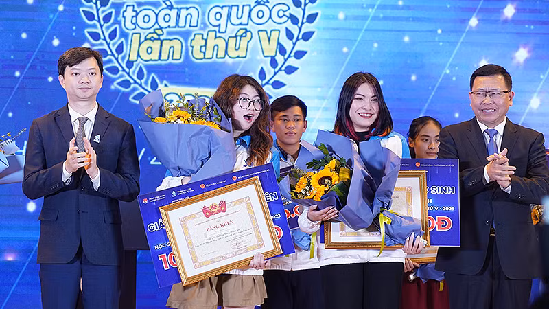 Bí thư Trung ương Đoàn, Chủ tịch Hội Sinh viên Việt Nam Nguyễn Minh Triết (thứ nhất từ trái sang) và đại diện các đơn vị đồng tổ chức Hội thi trao giải Nhất tặng 2 thí sinh Lê Ngọc Phương Anh và Cao Thùy Trang.